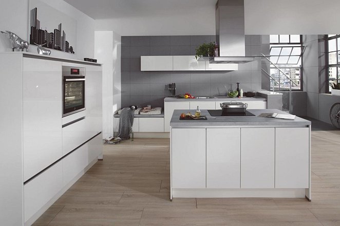 Ruime eilandkeuken in hoogglans wit - Afbeelding 1 van 2