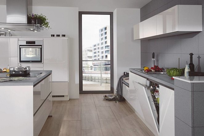 Ruime eilandkeuken in hoogglans wit - Afbeelding 2 van 2
