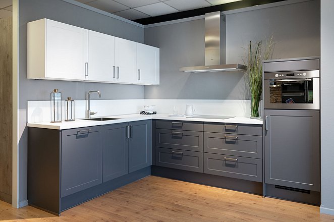 Ruime hoekkeuken in moderne stijl - Afbeelding 1 van 8