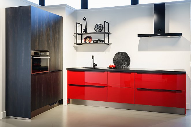 Rood hoogglans keuken met zwart staal - Afbeelding 1 van 12