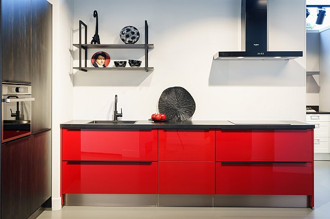 Rood hoogglans keuken met zwart staal - Afbeelding 2 van 12