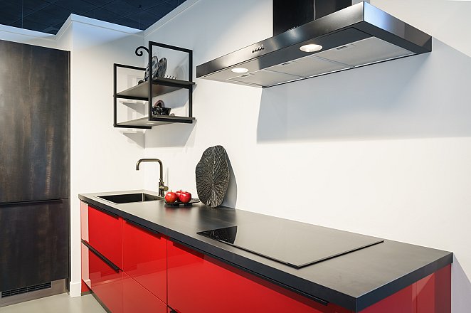 Rood hoogglans keuken met zwart staal - Afbeelding 4 van 12