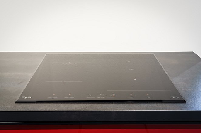 Rood hoogglans keuken met zwart staal - Afbeelding 5 van 12