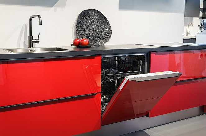 Rood hoogglans keuken met zwart staal - Afbeelding 6 van 12