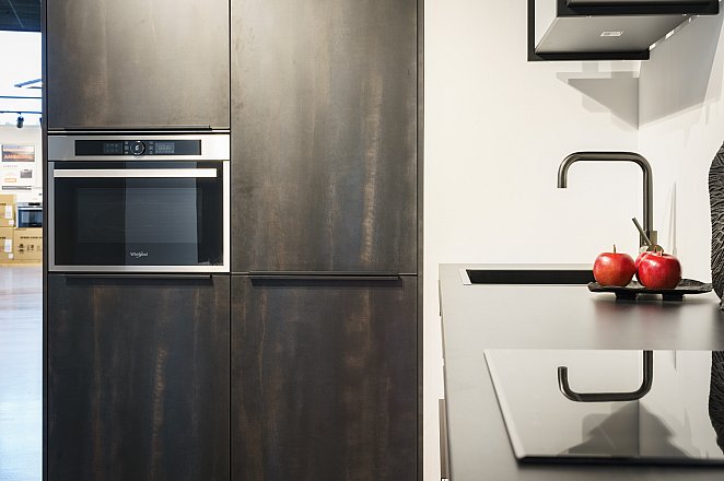 Rood hoogglans keuken met zwart staal - Afbeelding 8 van 12