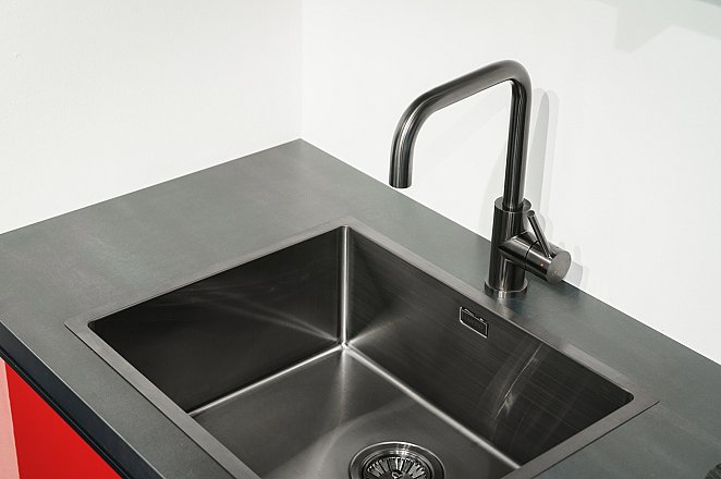 Rood hoogglans keuken met zwart staal - Afbeelding 7 van 12