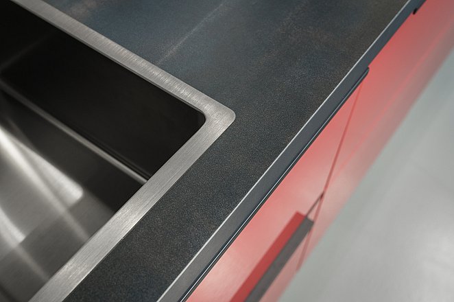 Rood hoogglans keuken met zwart staal - Afbeelding 9 van 12