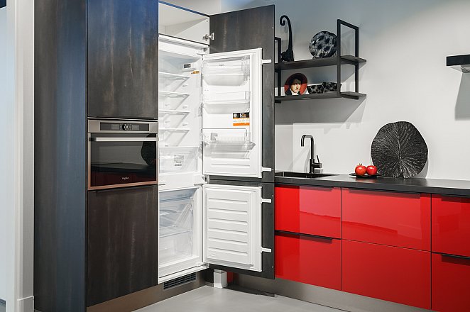 Rood hoogglans keuken met zwart staal - Afbeelding 10 van 12