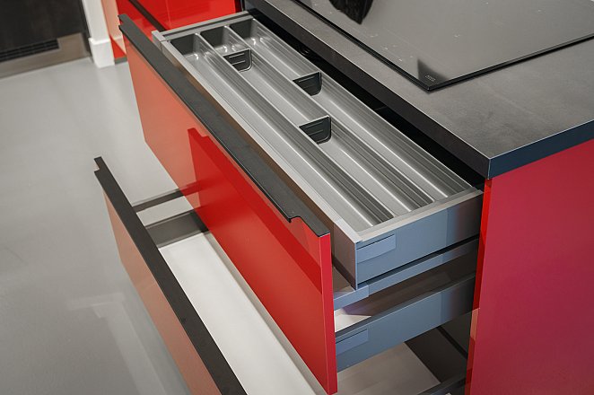 Rood hoogglans keuken met zwart staal - Afbeelding 11 van 12