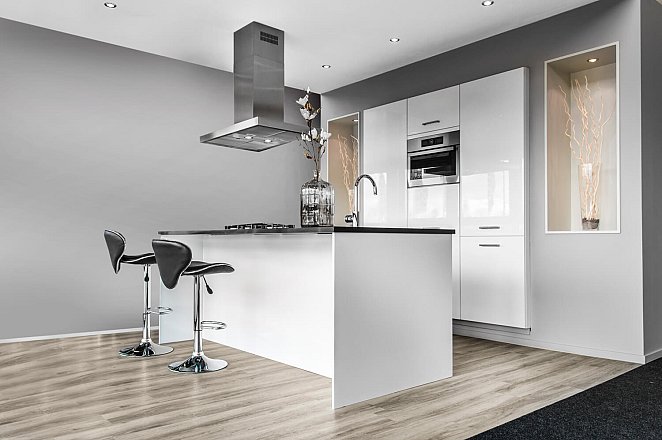 Witte eilandkeuken met kastenwand - Afbeelding 1 van 8