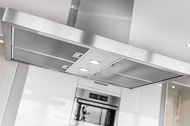 Witte eilandkeuken met kastenwand - Afbeelding 2 van 8