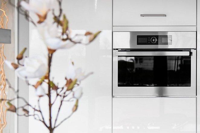 Witte eilandkeuken met kastenwand - Afbeelding 4 van 8