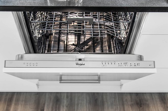 Witte eilandkeuken met kastenwand - Afbeelding 7 van 8