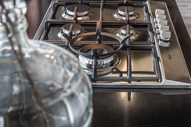 Witte eilandkeuken met kastenwand - Afbeelding 8 van 8