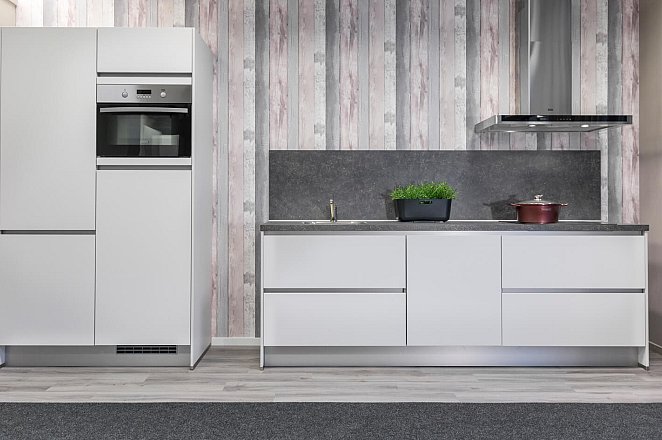 Moderne rechte keuken met kastenwand - Afbeelding 1 van 8
