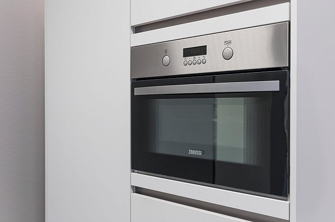 Moderne rechte keuken met kastenwand - Afbeelding 2 van 8