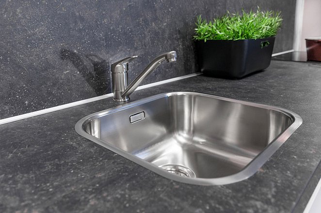 Moderne rechte keuken met kastenwand - Afbeelding 3 van 8