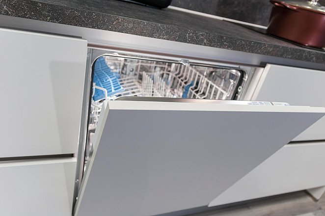 Moderne rechte keuken met kastenwand - Afbeelding 6 van 8