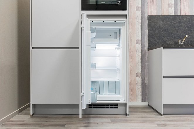 Moderne rechte keuken met kastenwand - Afbeelding 7 van 8