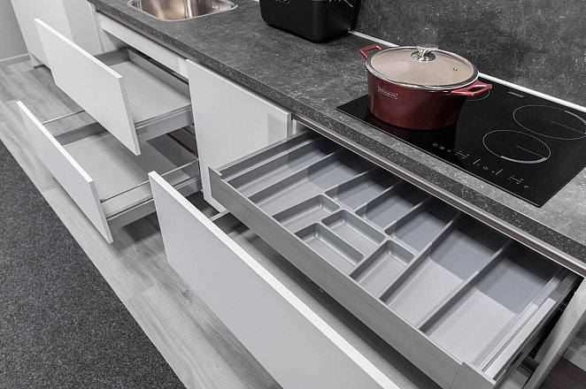 Moderne rechte keuken met kastenwand - Afbeelding 8 van 8