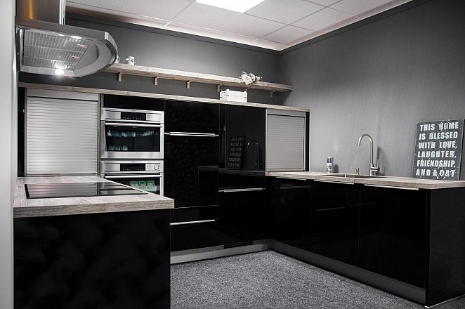 Moderne U-keuken in hoogglans zwart - Afbeelding 1 van 6