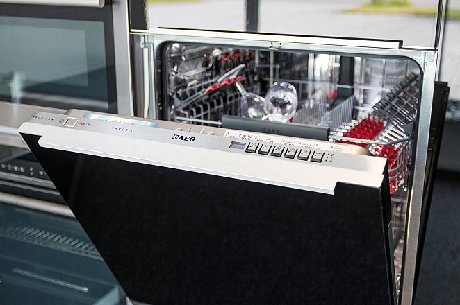 Moderne U-keuken in hoogglans zwart - Afbeelding 4 van 6
