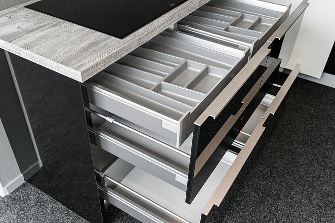 Moderne U-keuken in hoogglans zwart - Afbeelding 6 van 6