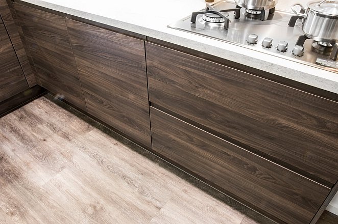 Moderne houten hoekkeuken met kastenwand - Afbeelding 5 van 5