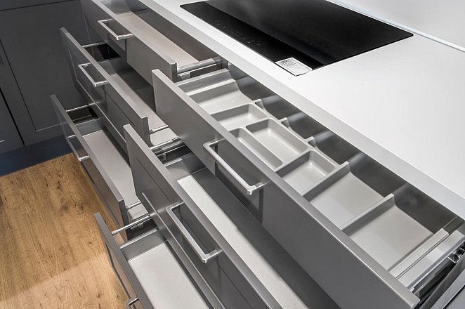 Ruime hoekkeuken in moderne stijl - Afbeelding 6 van 8