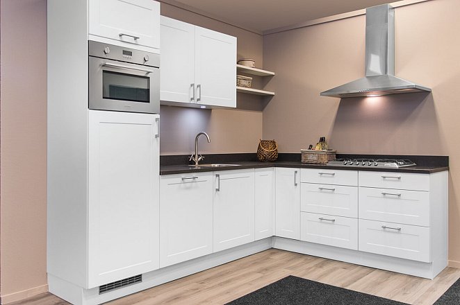 Witte hoekkeuken met Smeg apparatuur - Afbeelding 1 van 6
