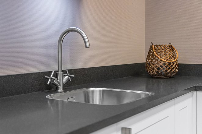 Witte hoekkeuken met Smeg apparatuur - Afbeelding 2 van 6
