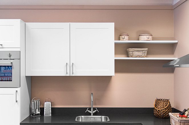 Witte hoekkeuken met Smeg apparatuur - Afbeelding 5 van 6