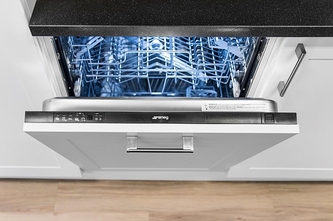 Witte hoekkeuken met Smeg apparatuur - Afbeelding 2 van 12