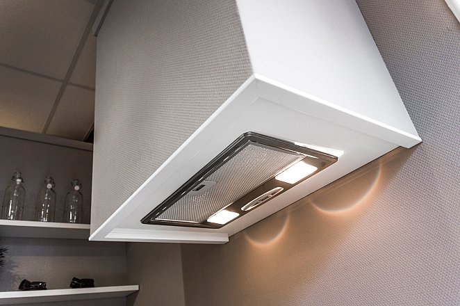 Witte hoekkeuken met Smeg apparatuur - Afbeelding 3 van 12