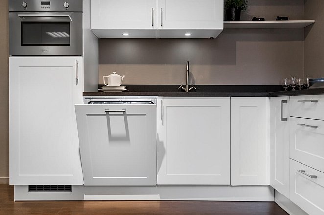 Witte hoekkeuken met Smeg apparatuur - Afbeelding 5 van 12