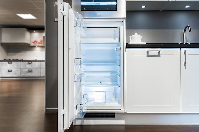Witte hoekkeuken met Smeg apparatuur - Afbeelding 7 van 12
