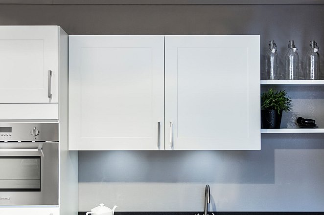 Witte hoekkeuken met Smeg apparatuur - Afbeelding 9 van 12