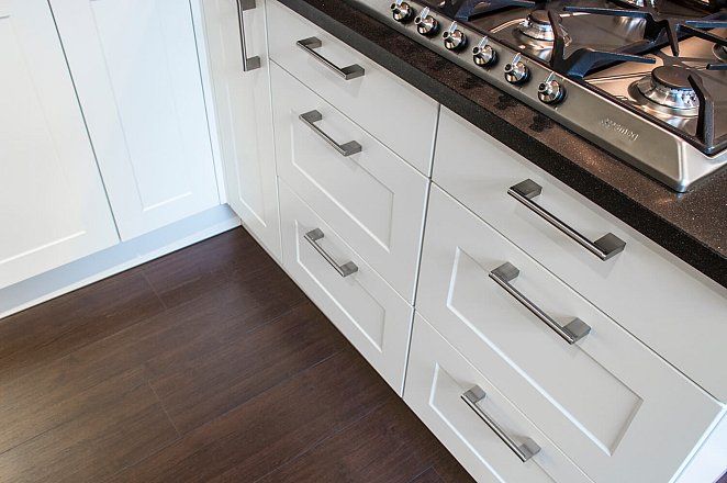 Witte hoekkeuken met Smeg apparatuur - Afbeelding 10 van 12