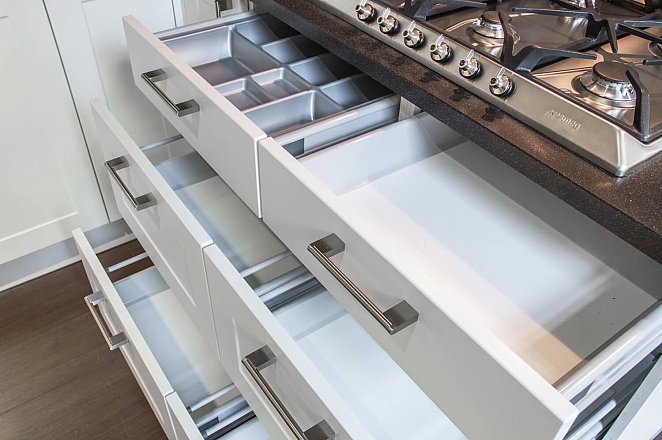 Witte hoekkeuken met Smeg apparatuur - Afbeelding 11 van 12