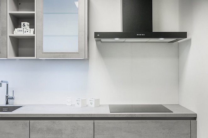 Rechte grijze keuken met ETNA apparatuur - Afbeelding 2 van 10