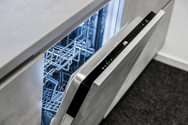 Rechte grijze keuken met ETNA apparatuur - Afbeelding 3 van 10