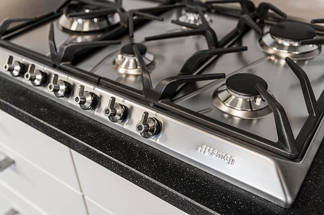 Ruime hoekkeuken in mat wit - Afbeelding 2 van 9