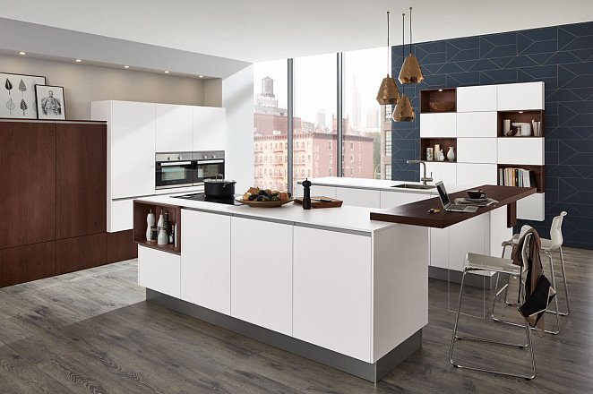 Moderne eilandkeuken in wit en wild-eiken - Afbeelding 1 van 4