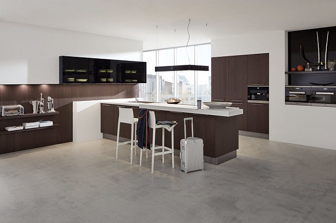 Ruime eilandkeuken met moderne kastenwand - Afbeelding 1 van 4