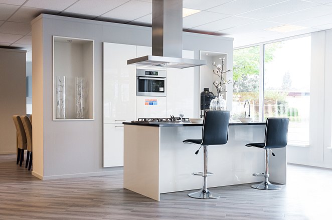 Witte Eilandkeuken met Kastenwand - Afbeelding 1 van 7