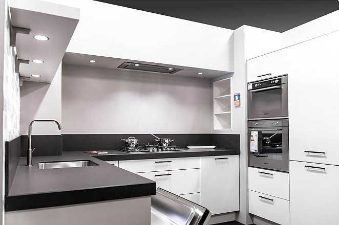 Showroomkeuken L2 - Afbeelding 1 van 9