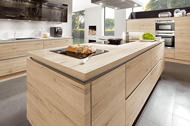 Moderne ruime keuken met kookeiland - Afbeelding 1 van 5