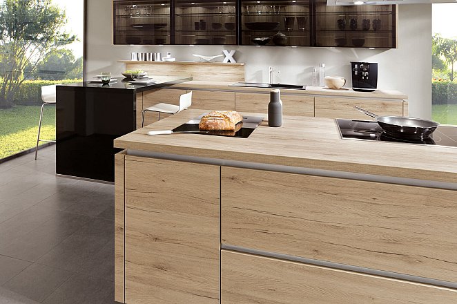 Moderne ruime keuken met kookeiland - Afbeelding 2 van 5
