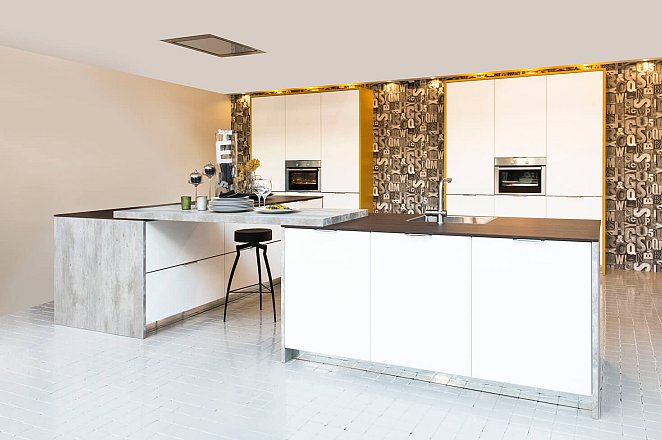 Grote keuken met industrieel eiland  - Afbeelding 1 van 2
