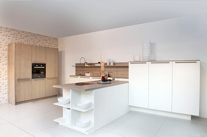 Moderne keuken in wit en hout - Afbeelding 1 van 1